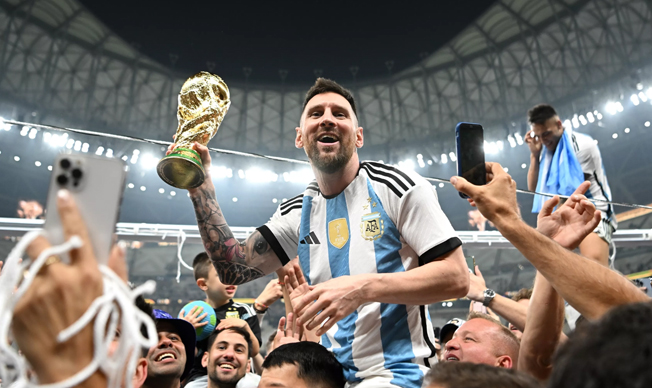 Messi levantando la Copa del Mundo con Argentina
